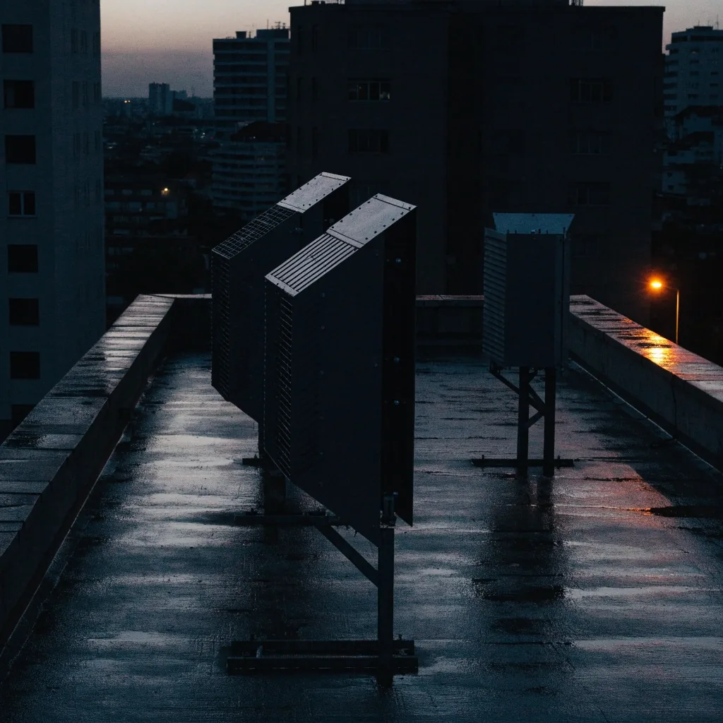 Conjunto de antenas de telefonía móvil en la azotea de un edificio en San José al anochecer
